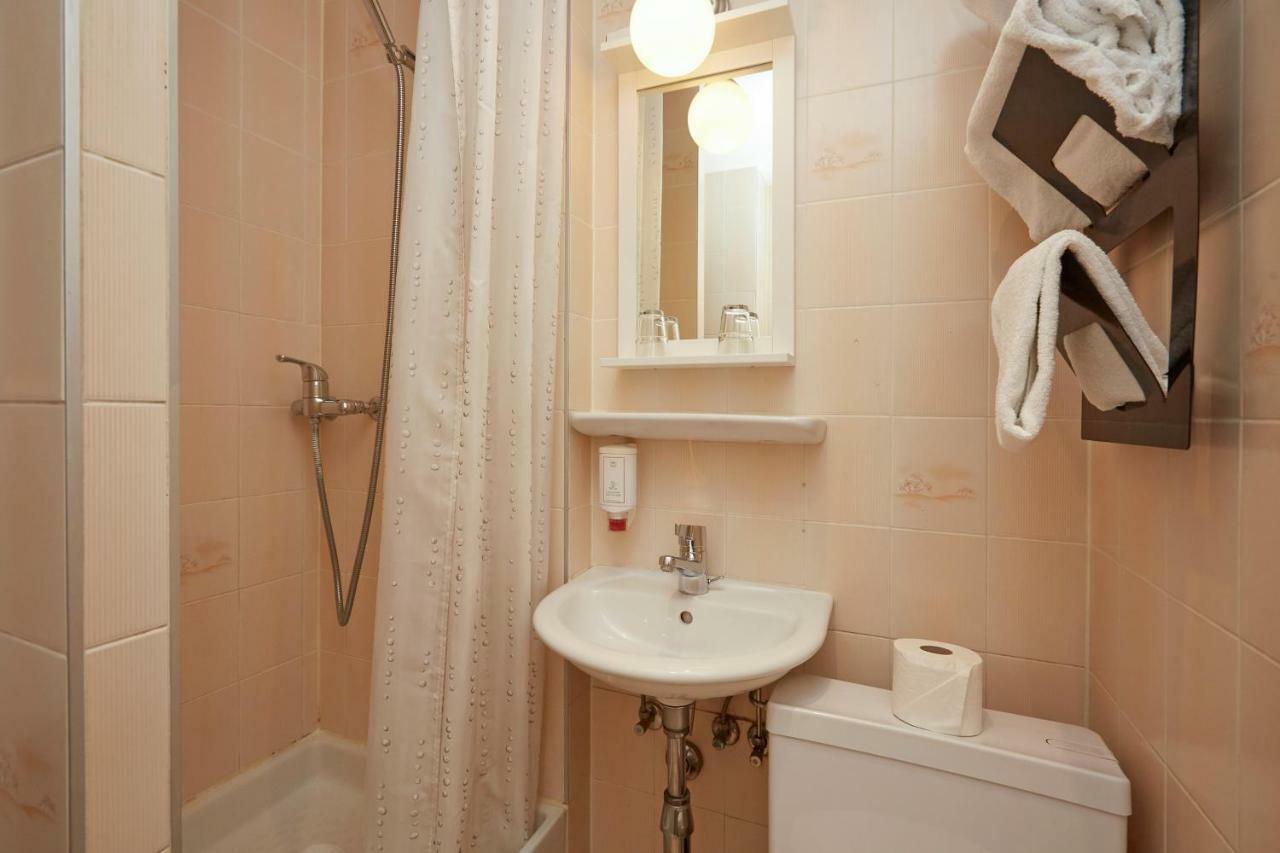 Hotel Central Genf Szoba fotó